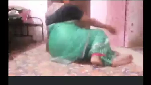 Desi Hint olgun milf gösterileri göğüsler ve kedi üzerinde kam