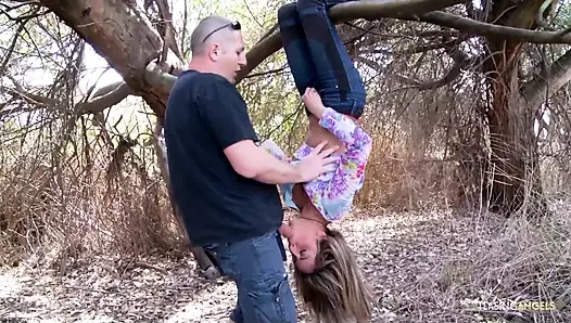 Sarışın açık havada seks yaptığı her zaman onu kedi kızardı