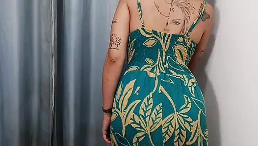 Orta yaşlı seksi kadın soyunma odasında bir satıcıyla seks yapıyor.