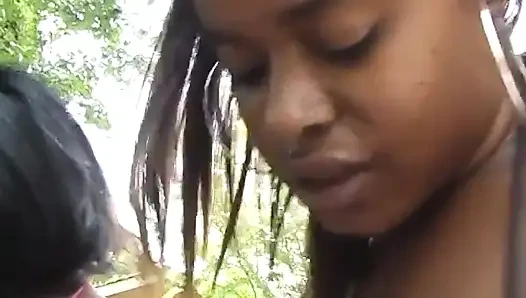 Seksi zenci hatun koyu ıslak amcığını yalıyor