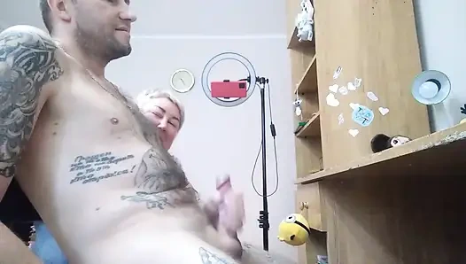 Beni mastürbasyon yaparken yakaladı ve boşalmama yardım etti