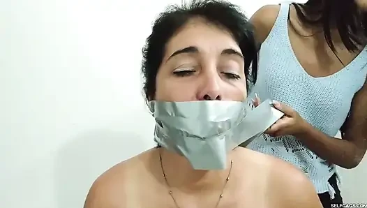 Lezbiyen orta yaşlı seksi kadın partnerleri çıplak bağlı, şaplak atılıyor ve genç kız tarafından ağzı tıkanıyor