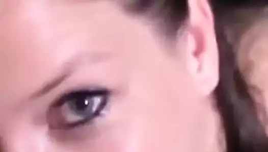 Emme horoz ve boşalmak yutmak ile eller bağlı