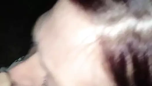 Genç evli kadın emmek ve yutmak istiyor.