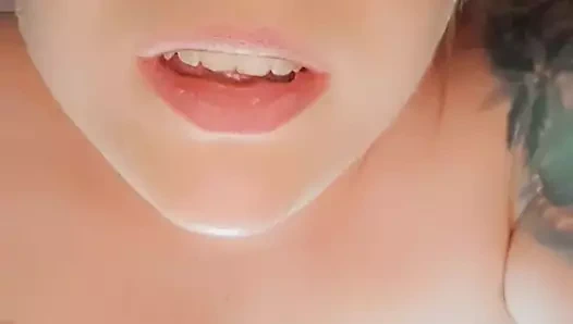 Seksi orta yaşlı seksi kadın yüzüne boşalma ile her yere fışkırtıyor bakış açısı