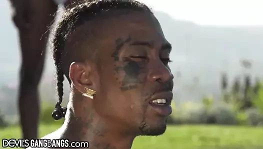 Fetişler, onu büyük yarak üçlü penetrasyonla ödüllendirirler