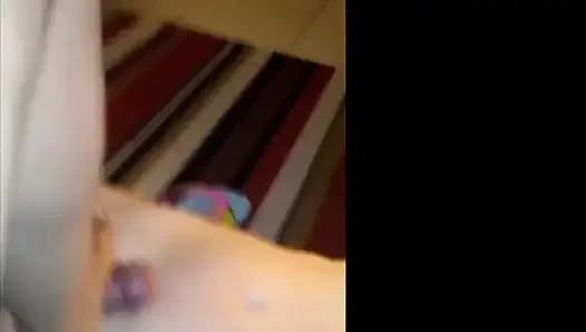 Kiffa yarağını sıkarken ve ayaklarına tapmasını sağlıyorken orgazm oldu