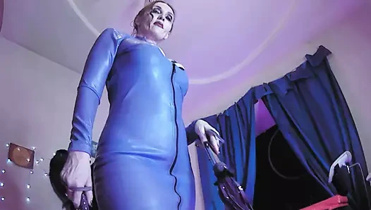 Fetiş dominatix eva orta yaşlı seksi kadın tanrıça mor lateks yüksek topuklu büyük göt sahibe yalnız bdsm kadın egemenliği