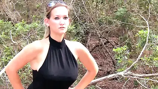 Büyük götlü bit memeli kız ormanda sikiliyor