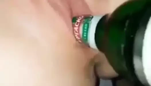 Bulgar kedi parmaklı ve bira şişesi tarafından becerdin alır