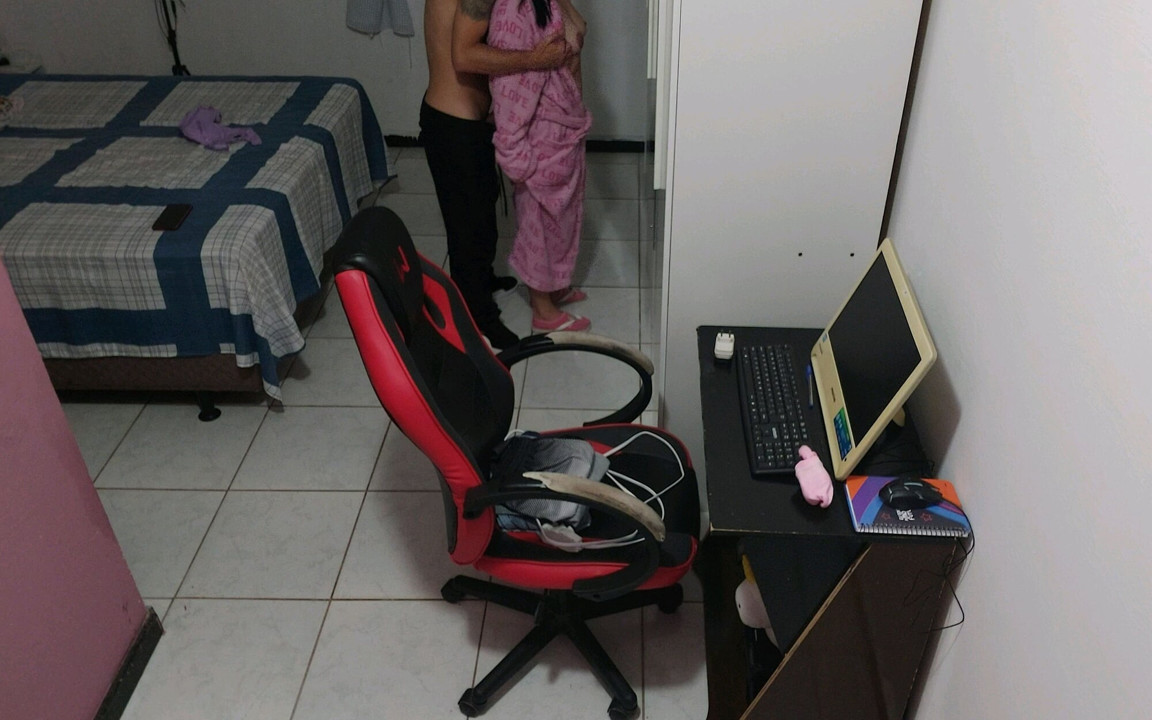 Evli kadın kocasını komşusuyla aldatıyor