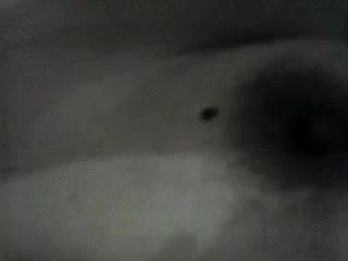 GORDINHA ACARICIANDO OS PEITOS