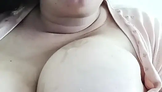 Плюет на сисечки