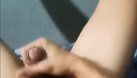 Amatir video genç oğlan garip tarzı mastürbasyon yapıyor
