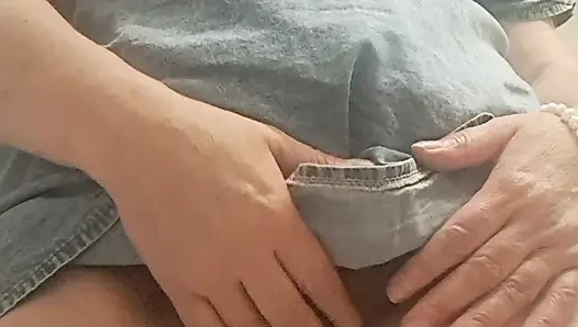 Parmaklarını ıslak vajinasına sokmak için iç çamaşırını çıkarıyor