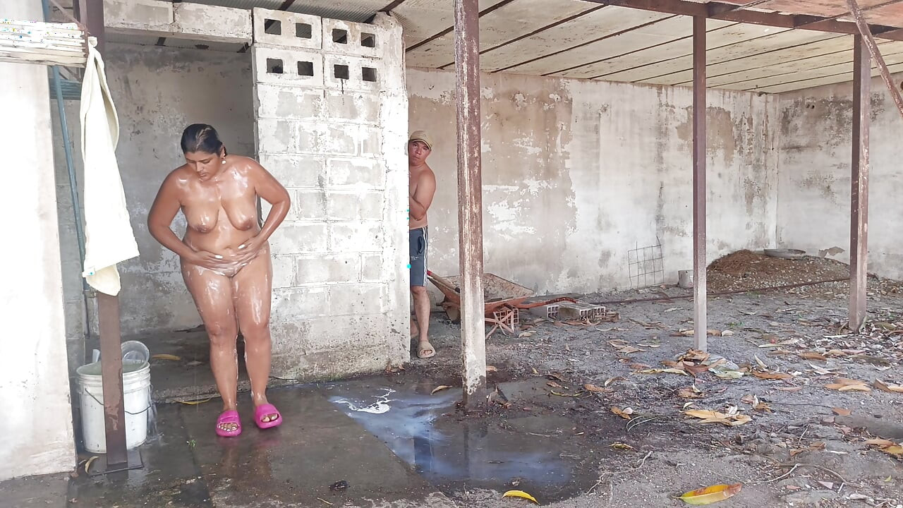 Mi Madrastra Me Descubre Mientras Se Ducha La Aire Libre Termino Follando Su Gordo Culo