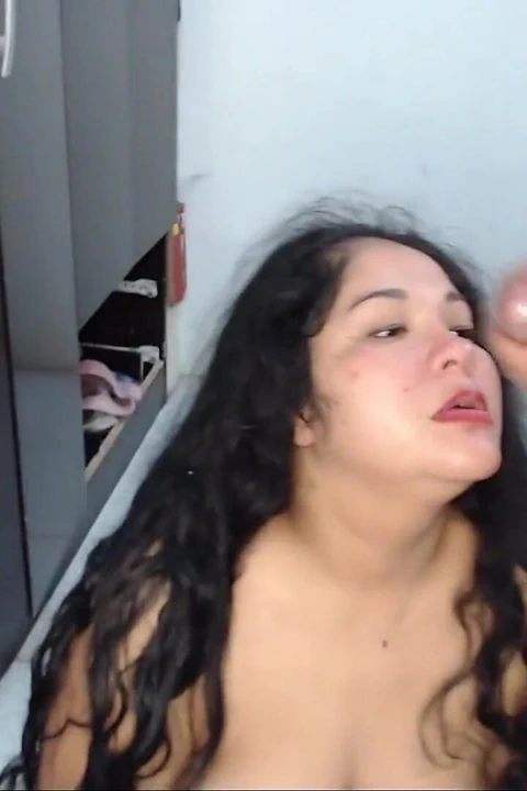 Komşum yüzüme işiyor ve bana büyük bir döl veriyor, dölü yutmayı ve yüzümü idrarla yıkamayı seviyorum bdsm