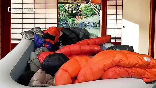 Şişme havuzda 20 puf ceketle sikişiyor