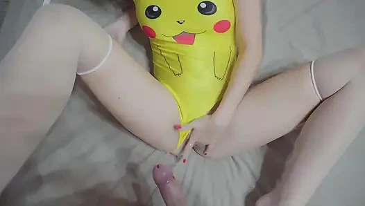 Pikachu kız amına mastürbasyon yapıyor