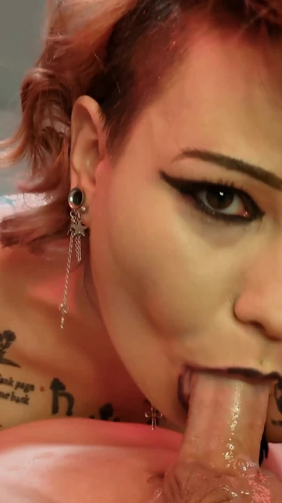 Ключевой момент из "Девушка-готесса грязно глубоко заглатывает, пока я не кончу глубоко в ее глотку"