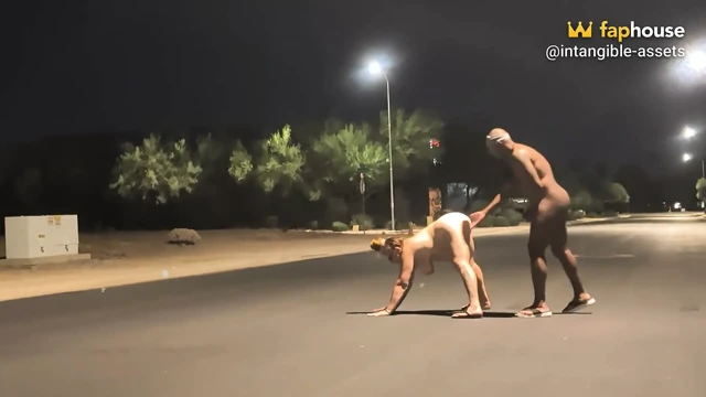 Sokak Işıklarının Altında!