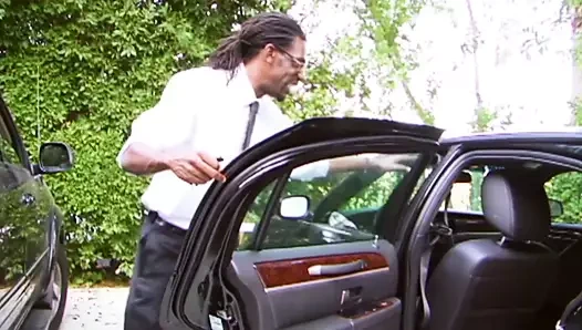 Sarışın kaltak baştan siyah sürücü için sıcak anal seks