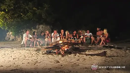 Sarışın orta yaşlı seksi kadın açık havada kel kaslı adamla yakınlaşıyor