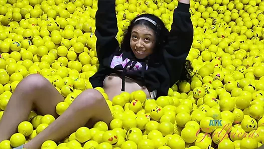 Zenci ters kovboy kız biniyor