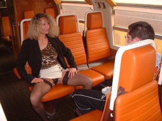 La MILF et le puceau dans le train