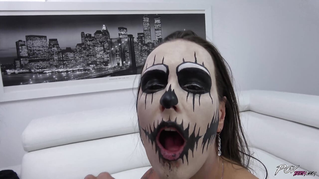 Seksi kıyafetli maskeli kadın sert götten sikiliyor
