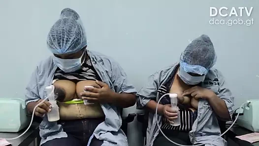 Guatemalalı kadınlar büyük göğüslerinden süt pompalıyor