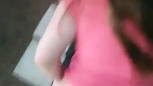 Ailem süpermarkette alışverişe giderken oturma odasında sikişiyor ve televizyon izliyorum