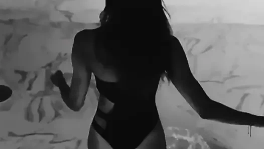 Iris mittenaere et son gros cul