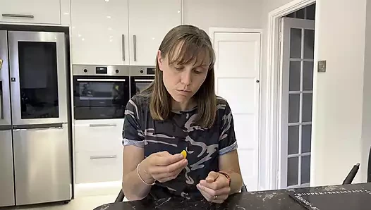 Bir portakalı baştan çıkarıcı bir şekilde yiyor