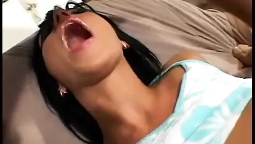Une brune sexy s'étouffe sur des bites énormes après un forage anal profond