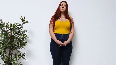 Büyük memeli Pawg takvim seçmeleri sırasında creampied