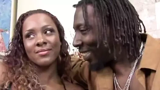 Gizemli görünümlü çikolata bebek onu kedi çarptım alır