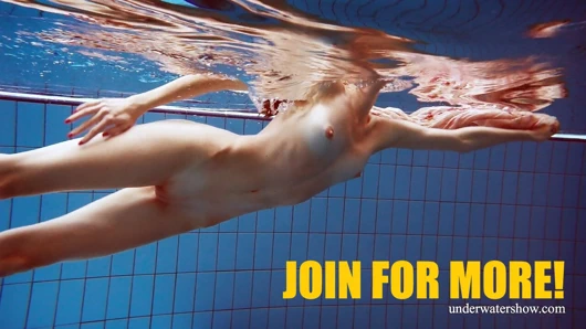 Martina büyük memeli yüzmeye giden muhteşem bir kızıl saçlı genç