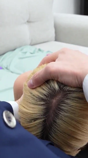 Сногсшибательный момент от "VIP4K. Я нажала кнопку и сосала его член!"