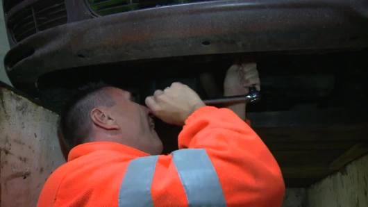 Büyük memeli seksi orta yaşlı seksi kadın garajda büyük yarakla sert sikiliyor