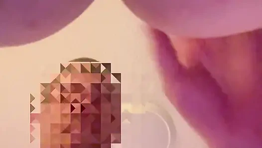 Barda tanıştığım yabancı götümü yalıyor ve içime boşalıyor