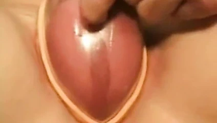 Kız mastürbasyon yapmak için kedi pompa kullanın