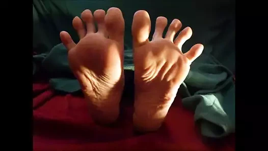 Margarita seksi (41 numara) ayaklarını hareket ettiriyor