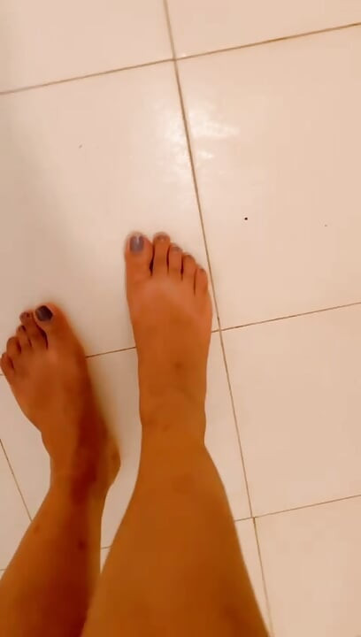 Kremayla eğleniyor ve bacaklarını tıraş ediyor