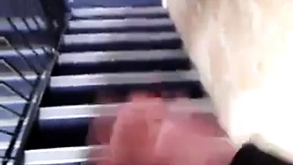 merdiven boşluğunda masturbasyon yapmak