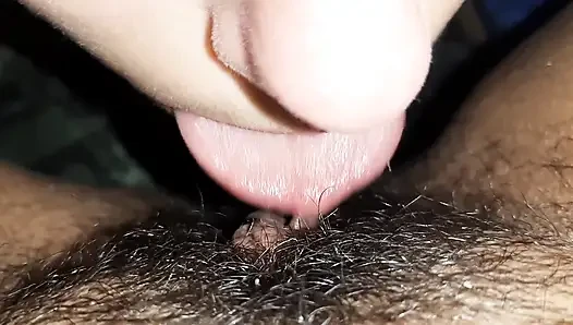 Çok kıllı amcığını yiyorum ve çabucak orgazm oluyorum