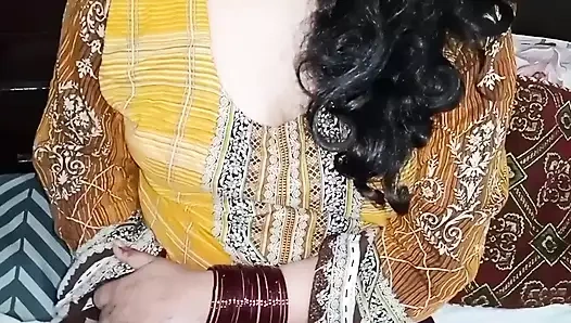 Hintli üvey kız kardeş üvey erkek kardeş tarafından net Hintçe ses kaydıyla sikiliyor