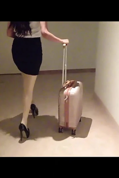 Милфа в чулках и на каблуках ходит по коридорам отеля