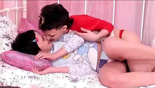 Genç koyu saçlı peacherinos olivia ve rene sapphic oyunları sırasında çift dildo kullanıyor