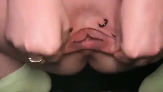 Köle S Labiasını Dikiyor